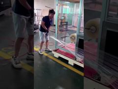 लकड़ी के बक्से में पैकिंग से पहले फर्म रूप से स्ट्रेच फिल्म रैपिंग मशीन