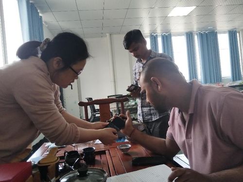 नवीनतम कंपनी समाचार के बारे में श्री अनमोल कुमार ने गीले पोंछे की मशीन का दौरा किया