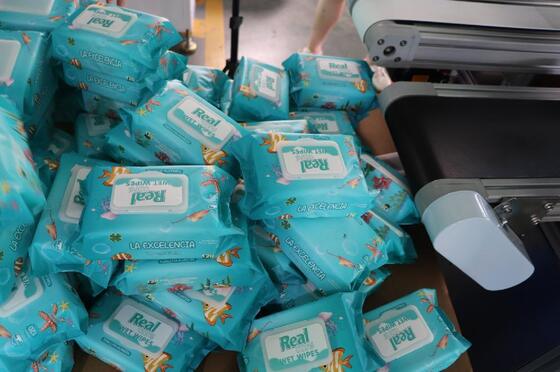 Good price उन्नत नियंत्रण प्रणाली से सुसज्जित टिकाऊ गीली पोंछे पैकिंग मशीन सटीक पैकेजिंग और सुचारू संचालन सुनिश्चित करती है ऑनलाइन