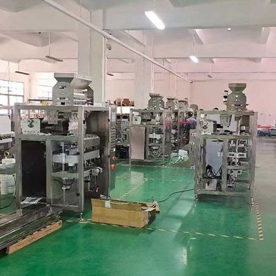 प्लेक्सीग्लास सुरक्षा द्वार स्वचालित पैकिंग मशीन 10 लाइनें 2-5 ग्राम हरी चाय पाउडर के लिए